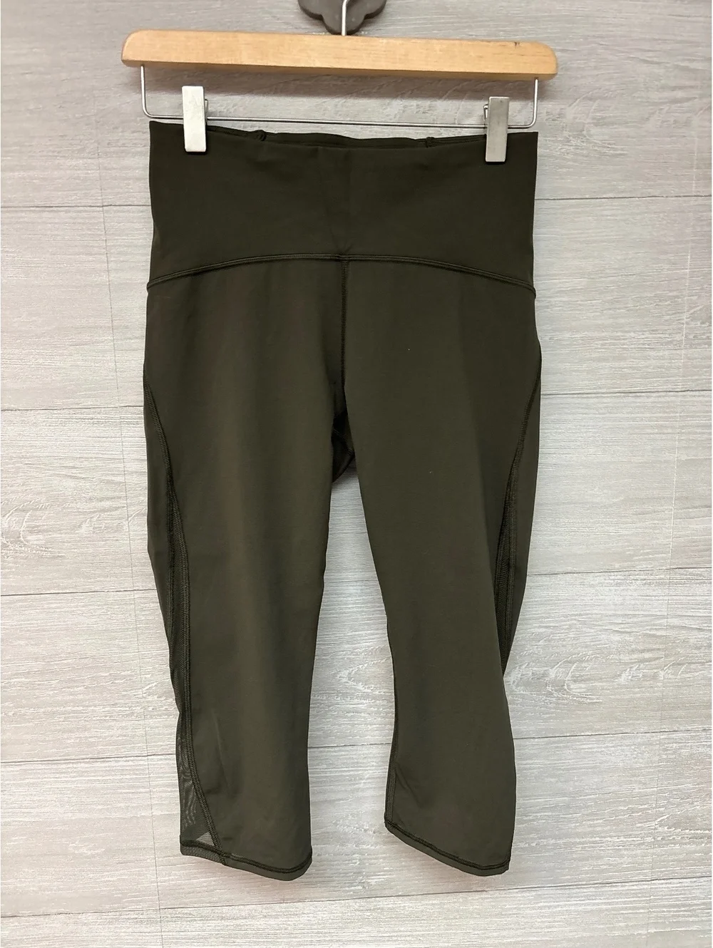 * | Lululemon | cropped leggings. Size 6.